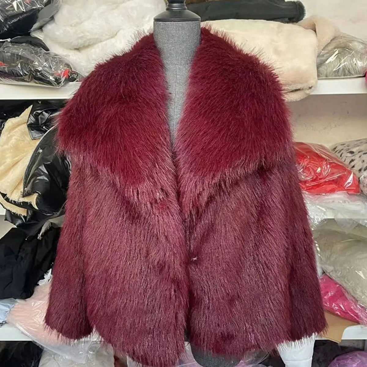 Cropped faux fur jacket in Burgundy