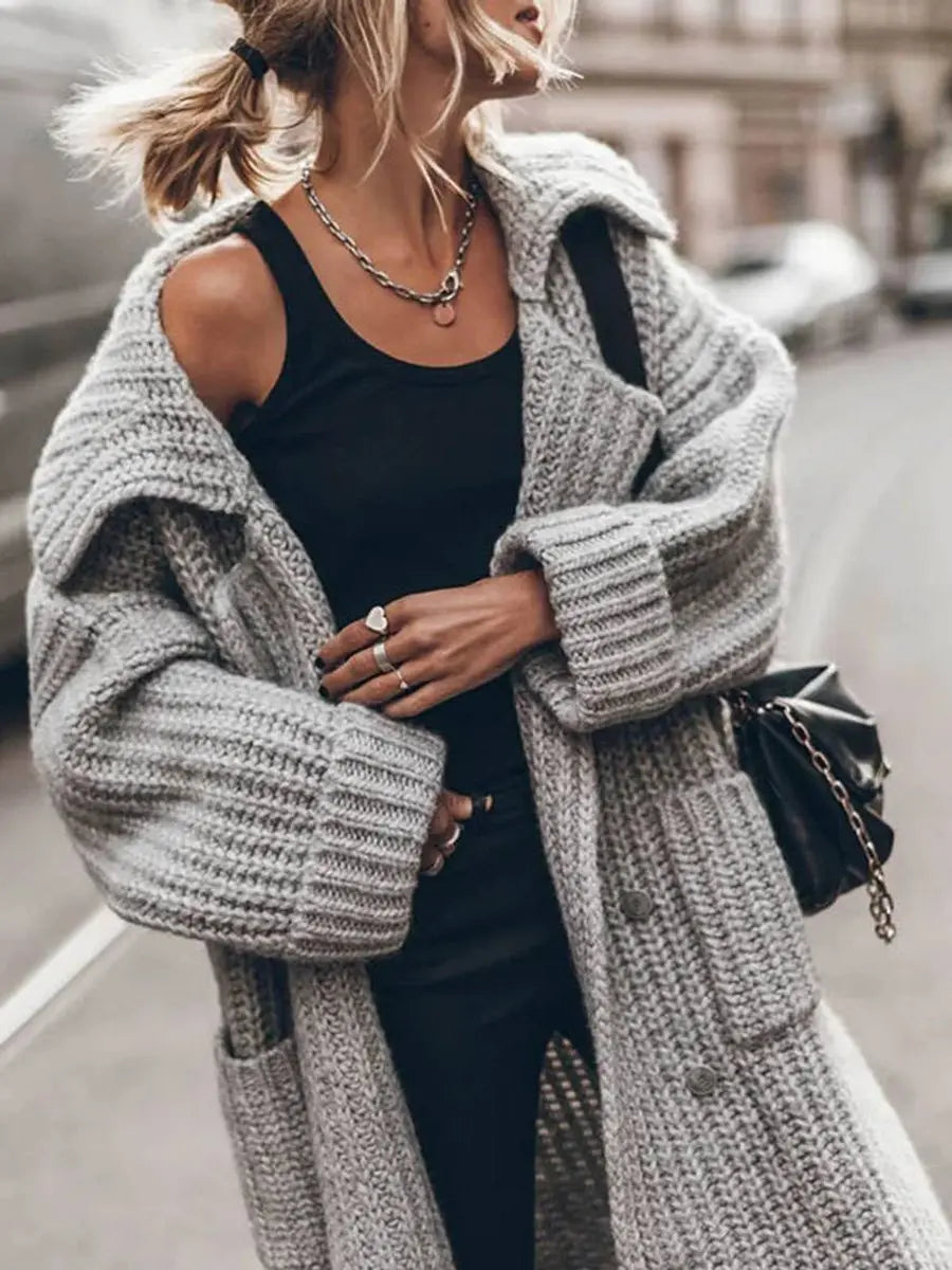 Chunky knit longline cardigan in Grey, close-up of the rib knit